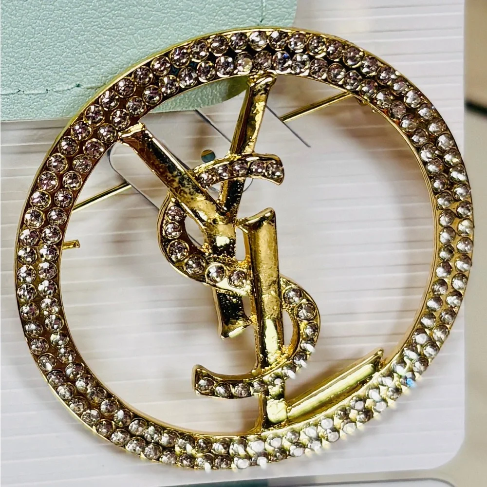 A-1DC-38: BROOCH: Gold-Tone w/Sparkling Gemstones, Lettering & Pouch, NWOT - Picture 4 of 9
